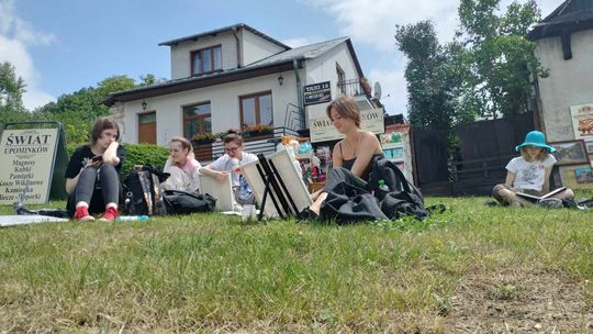 Młodzi plastycy na plenerze