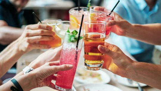 Młodzi Polacy nie wylewają za kołnierz. Jedynie mniej niż co piąty badany wcale nie pije alkoholu