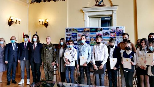 Młodzi radni obradowali na I sesji. Podjęli pierwsze uchwały