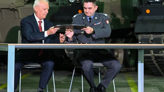 MON: podpisane umowy na dostawę 96 armatohaubic KRAB i 250 wozów towarzyszących do armatohaubic K9