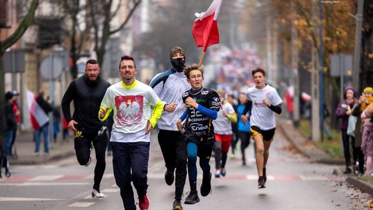 Morze biało-czerwonych barw na Tomaszowskim Biegu Niepodległości