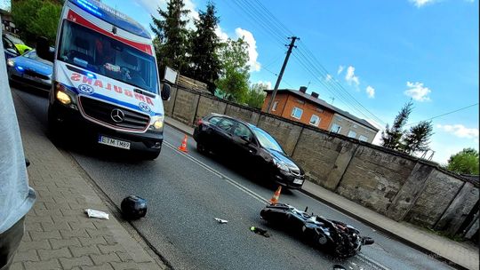 Motocyklista odleciał śmigłowcem 
