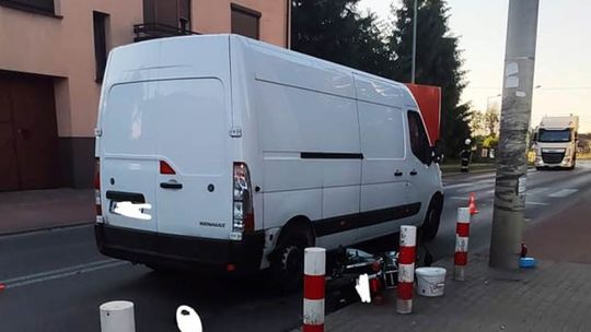 Motocyklista pod dostawczakiem 