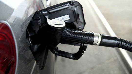 Müller: od 1 lutego możliwa obniżka cen benzyny o 70 gr na litrze, a autogazu o 40 gr