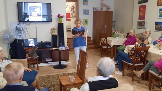 „Mury” zrobione ze słów. Biblioterapia w DDP I przy ul. Św. Antoniego – jak literatura aktywizuje seniorów