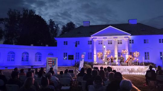 Muzyka filmowa ożywiła Pałac w Białaczowie. Letni koncert zgromadził mieszkańców i gości