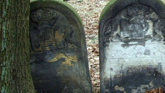 Na cmentarz żydowski nie przynosi się kwiatów i nie zapala zniczy na grobach