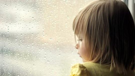 Na depresję cierpią też dzieci. Psycholog: żyjemy w kulcie dobrego samopoczucia