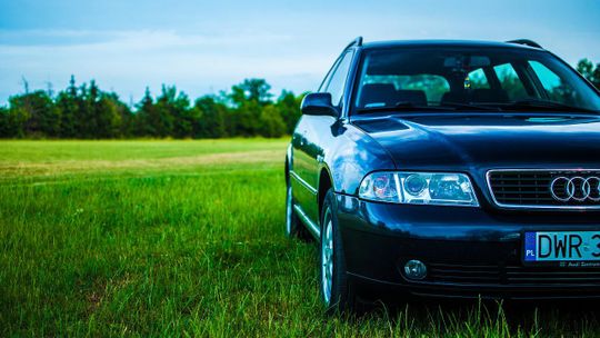 Na rynku nie ma nowych samochodów, a ceny używanych rosną. Auto z drugiej ręki jest też coraz trudniej kupić