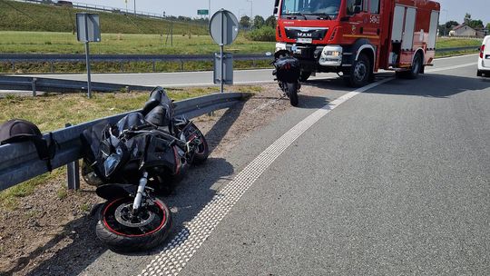 Na szczęście tym razem bez ofiar. Niebezzpieczny wypadek motocyklisty