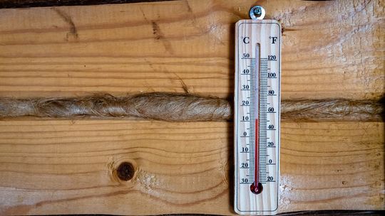 Najbliższe dni ze śniegiem i silnym wiatrem; alerty IMGW