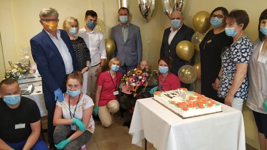 Najlepsze życzenia dla stulatki od władz powiatu tomaszowskiego