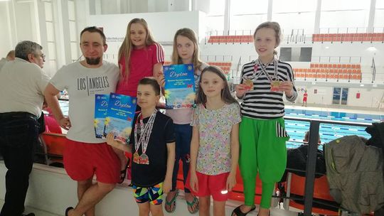 Najmłodsi pływacy MUKS Wiking na Mistrzostwach woj. łódzkiego roczników 9, 10, 11   latków