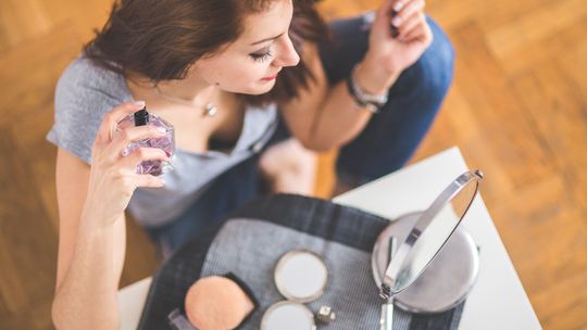 Najpiękniejsze perfumy kwiatowe dla kobiet 2024 – jakie zapachy królują?