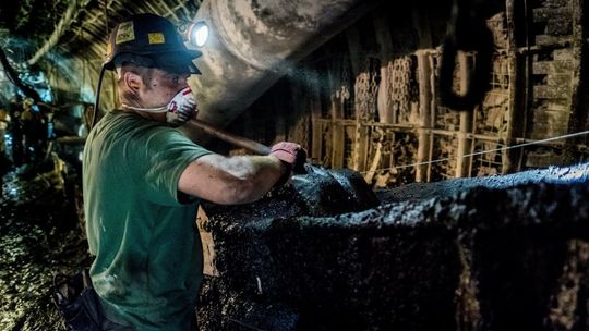 Najtrudniejsze warunki w pracy dla mężczyzn na Śląsku, dla kobiet w woj. łódzkim