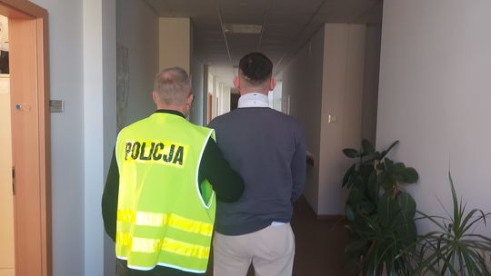 Nalot kryminalnych w Tomaszowie. 38-latek wpadł z prawie 50 gramami marihuany