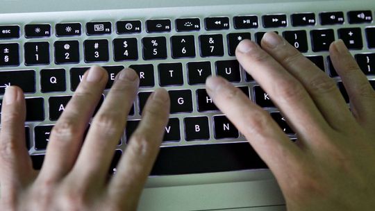 NASK: liczba oszustw finansowych w internecie alarmująco rośnie