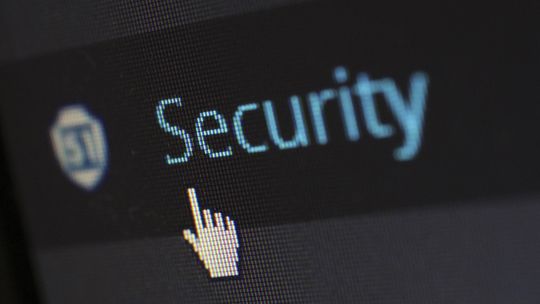 NASK ostrzega przed nową falą e-maili z załącznikami wykradającymi dane