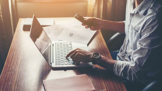 NASK ostrzega przed oszustami podszywającymi się pod platformy handlowe OLX, Allegro i Vinted