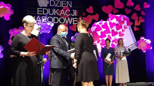 Nauczyciele nagrodzeni i odznaczeni z okazji Dnia Edukacji Narodowej