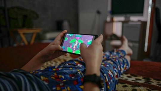 Naukowiec z UJ zbadał skalę problematycznego używania smartfona wśród młodzieży