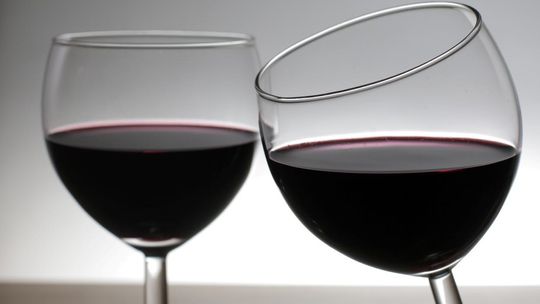 Nawet niewielka ilość alkoholu jest szkodliwa dla seniorów