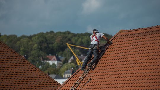 Nie tylko fundamenty. TTBS remontuje dachy kamienic