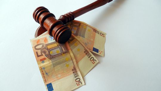 Nie wiesz, ile może kosztować pomoc prawnika? Zobacz na jakich zasadach kancelaria prawna może naliczyć opłaty