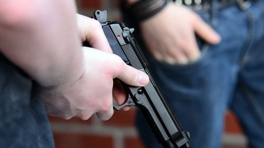 Nielegalny handel bronią: zatrzymanie 7 osób, przejęcie 13 sztuk broni
