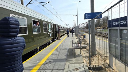 „Nieśpieszny” wtoczył się do Tomaszowa. Podróż, która pachnie oranżadą i smalcem