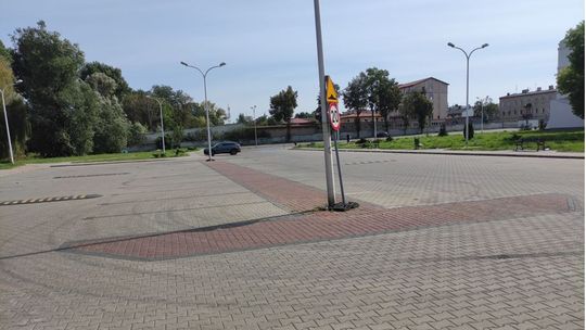 Nocne harce na parkingu w środku miasta