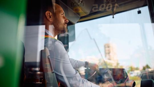 Nowa ścieżka kariery: Jak bezpłatnie zdobyć uprawnienia i poprowadzić warszawski autobus?