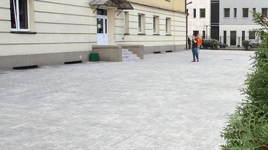 Nowe dziedzińce w tomaszowskich podstawówkach