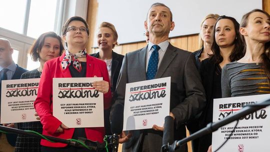 Nowoczesna zbiera podpisy pod wnioskiem o referendum przeciw PiSowskiej reformie oświaty.