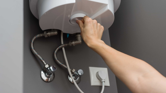 Nowoczesne systemy grzewcze: Jak zintegrować grupę pompową z kotłem elektrycznym?
