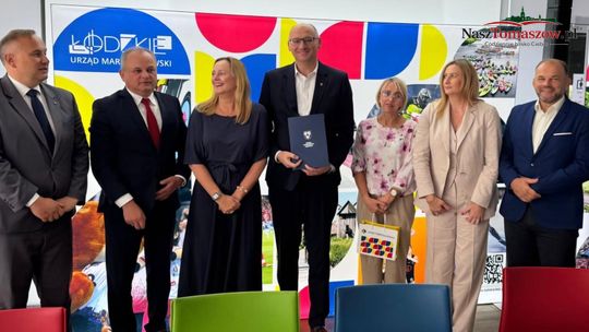 Nowy Jasień zyska boisko wielofunkcyjne. Gmina Lubochnia podpisała umowę