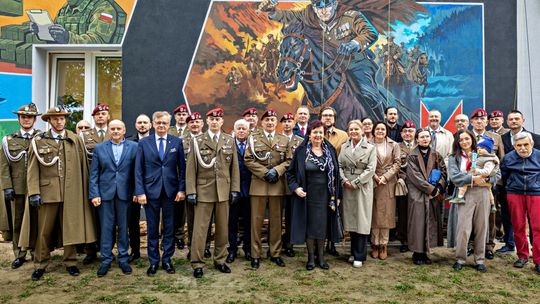 Nowy mural mjr. Hubala odsłonięty w Tomaszowie. Uroczystości i dyskusja wokół detali