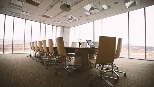 Obniżki wynagrodzeń w połowie firm i zwolnienia w co czwartej - to strategie przedsiębiorstw na pandemię