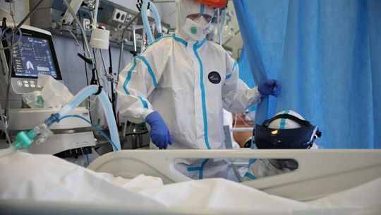 Od 18 do 24 sierpnia wykryto 26 969 zakażeń, zmarło 138 osób z COVID-19