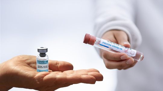 Od dziś osoby w wieku 60+ i z obniżoną odpornością mogą się szczepić kolejną dawką przeciw COVID-19 
