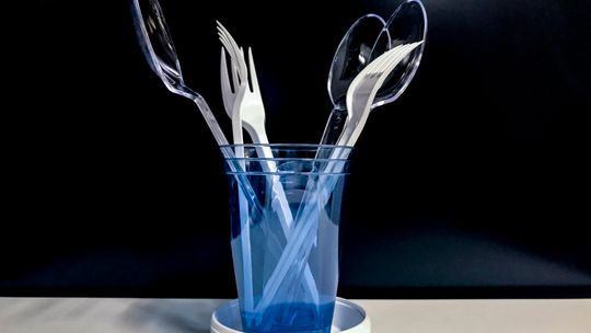 Od Nowego Roku wchodzą w życie opłaty za jednorazowy plastik