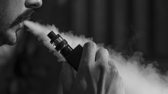 Od przyszłego roku akcyza na e-liquidy ma wzrosnąć o 75 proc. To trzy razy więcej niż na tradycyjne papierosy
