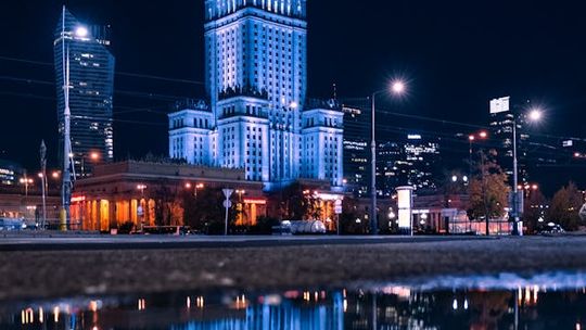 Odkryj Warszawę nocą – przewodnik po najpiękniejszych atrakcjach w okolicy