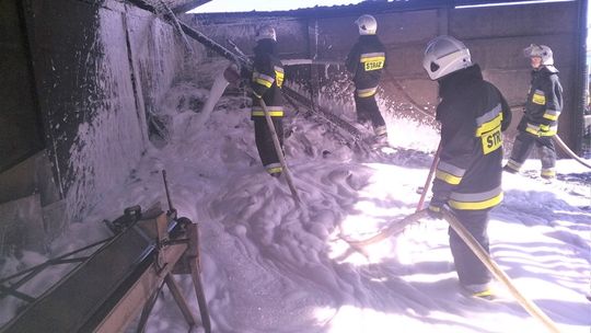 Ogień w zabudowaniach gospodarczych