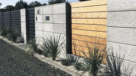 Ogrodzenia z bloczków betonowych – uniwersalne i praktyczne rozwiązanie