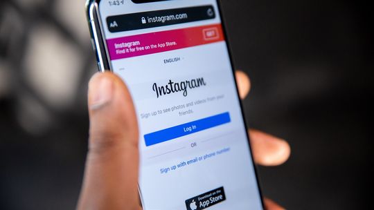 Opóźnianie snu i Instagram wpływają na zdrowie psychiczne młodych