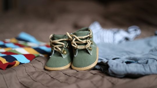 Organizer na buty: Jak maksymalizować przestrzeń i utrzymać porządek?