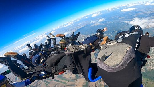 OSAS podnosi poprzeczkę. 26 żołnierzy po kursie AFF – 960 skoków, 64 wyloty, 4 km nad ziemią