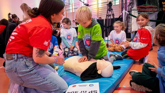 Osiemnaście fantomów i dzieci, które uczą się ratować życie. Glinnik dołączył do rekordowej akcji WOŚP