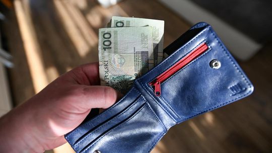 Osób z problemami finansowymi jest mniej, ale długi Polaków rosną